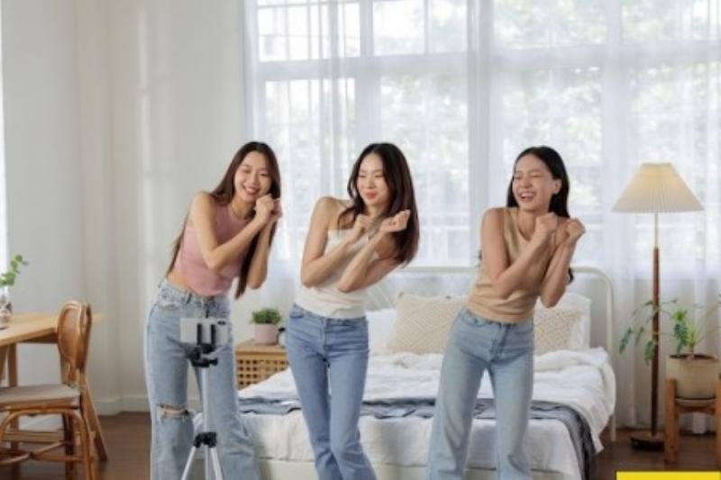 Nữ 40kg tự tin mặc đẹp với áo vừa vặn và phong cách